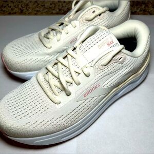 NWT🌷BROOKS Cream & Pale Pink Running Shoes